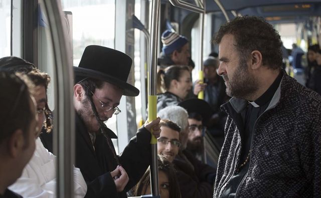 <em>Tramvaj v Jeruzalemu</em>: rdeča linija povezuje palestinski soseski Šuafat in Beit Hanun v Vzhodnem Jeruzalemu ter Herzlovo goro v Zahodnem Jeruzalemu, na njej pa se prepletejo življenje in usode številnih prebivalcev kulturno in religijsko mešanega mesta. Foto arhiv festivala Hiša strpnosti