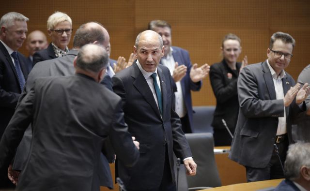 Politike bi veljalo obravnavati podobno kot hišne ljubljenčke. Namesto nerealističnega pričakovanja, da bodo samodejno sledili našim željam in pričakovanjem, jim moramo dati jasne signale. FOTO: Jure Eržen/Delo