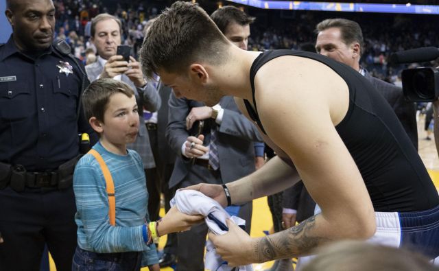 Luka Dončić bo odslej moral s seboj nositi tudi pisalo, da bo navijače lahko osrečil z avtogramom. FOTO: USA TODAY Sports
