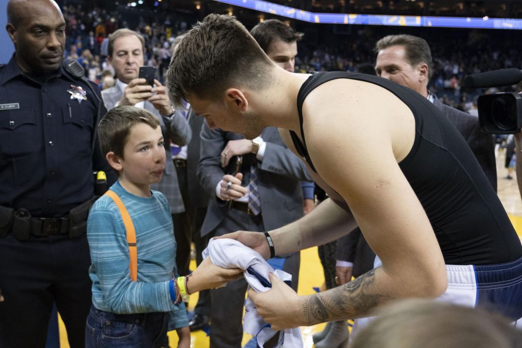 Luka Dončić za avtograme s svojim pisalom