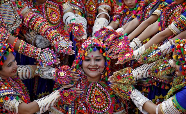 Portret indijskih udeleženk, oblečenih v tradicionalna oblačila, med pripravami prihajajoči estival Navratri, na katerem častijo hindujsko boginjo Durgsa. FOTO: Amit Dave/Reuters<br />
 