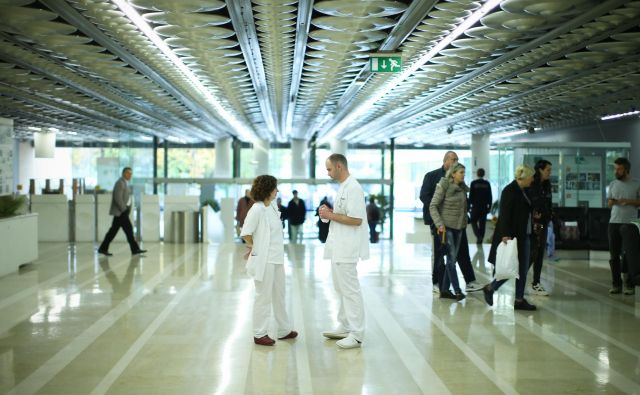 Okuženi je v Infekcijski kliniki Univerzitetnega kliničnega centra v Ljubljani. FOTO: Jure Eržen/Delo