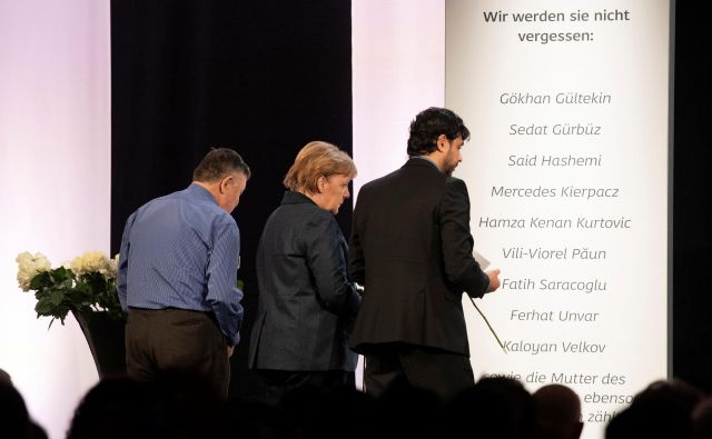 Slovesnosti v Hanau se je udeležila tudi kanclerka Angela Merkel. Foto: Reuters