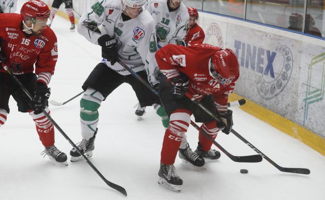 Po razburljivem zadnjem derbiju in nato zanimivem razpletu zadnjega kola ligaškega dela AHL je zdaj pred Jesenicami in Olimpijo četrtfinale. FOTO: Leon Vidic