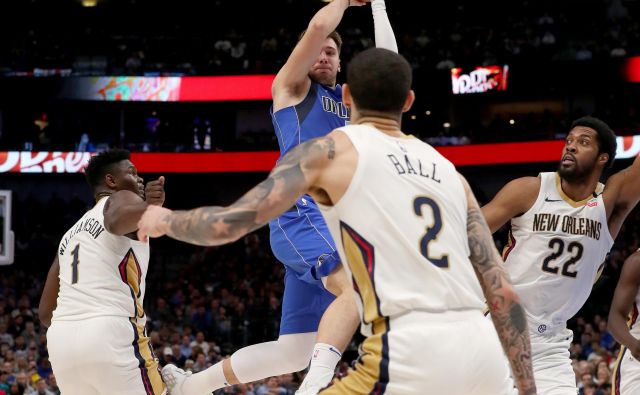 Luka Dončić je med edinim soočenjem z Zionom Williamsonom (levo) v tej sezoni potrdil, kdo je najboljši mladi košarkar v ligi NBA. Foto AFP