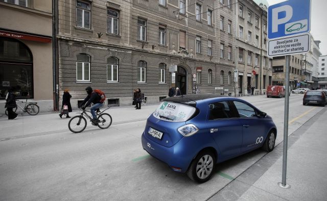 V Ljubljani je 34 parkirišč na javnih površinah, kjer uporabniki lahko parkirajo električna vozila iz sistema Avan2go. FOTO: Blaž Samec/Delo