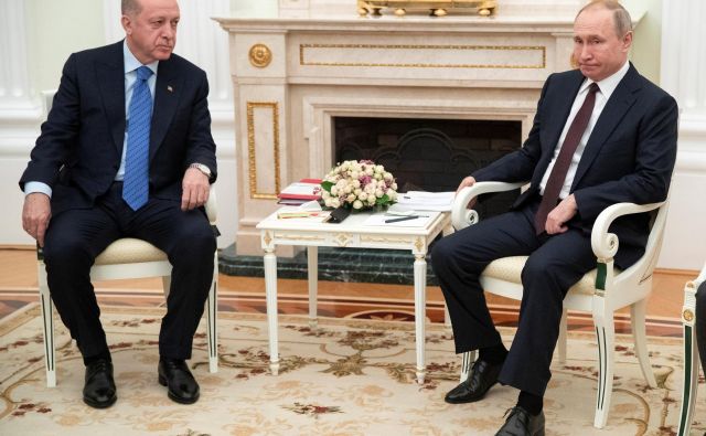 »Nočem, da bi se zaradi Idliba poslabšali odnosi med državama,« je ruski predsednik Vladimir Putin zagotovil svojemu turškemu kolegu Recepu Tayipu Erdoğanu. FOTO: Reuters