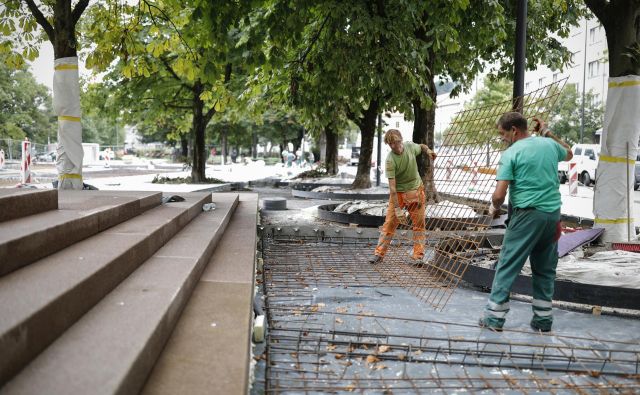 Mestna uprava spreminja zelenico na Ambroževem trgu in ponekod drugje v mestu v tlakovane površine. Foto Uroš Hočevar