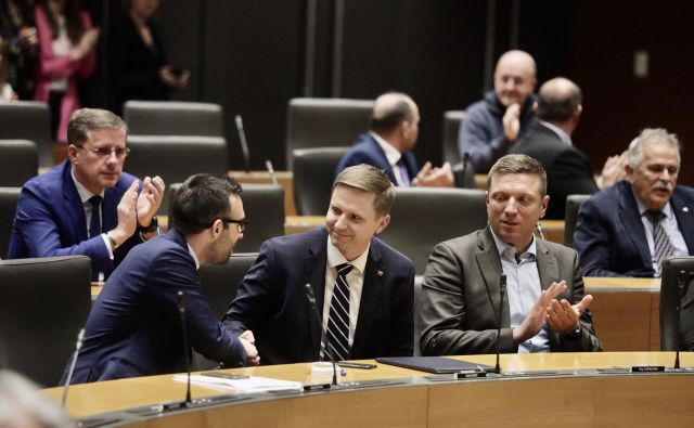 Novi predsednik DZ Igor Zorčič je najprej prejel čestitke strankarskih kolegov. FOTO: Voranc Vogel
