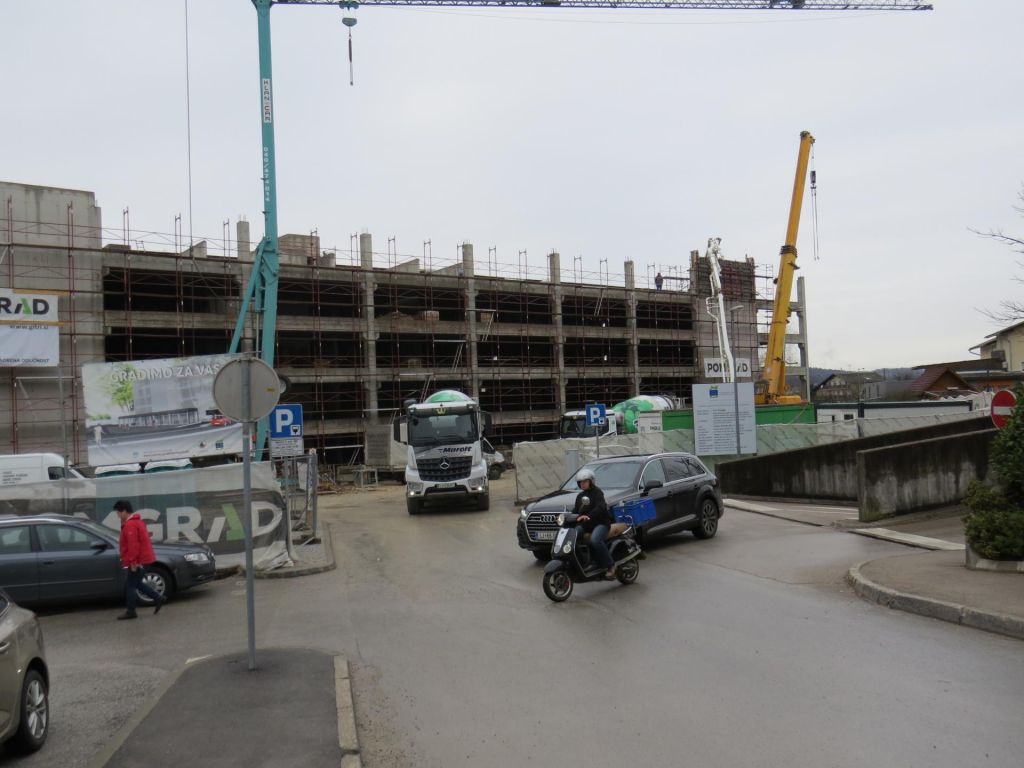 FOTO:Grosupeljsko garažno hišo bo nekoč zakril kulturni center
