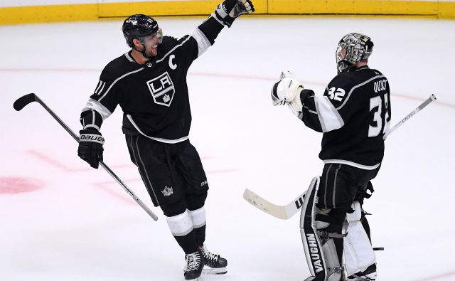 Anže Kopitar se je takole z vratarjem Jonathanom Quickom veselil zmage nad hokejisti moštva Toronto Maple Leafs. FOTO: AFP