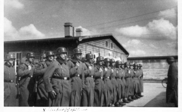 Postroj nacističnih paznikov v času delovanja taborišča Neuengamme. Foto Holocaustresearchproject.urg