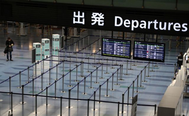 Več kot 70 držav je ustavilo ali omejilo potovanja v Kitajsko. FOTO: Reuters