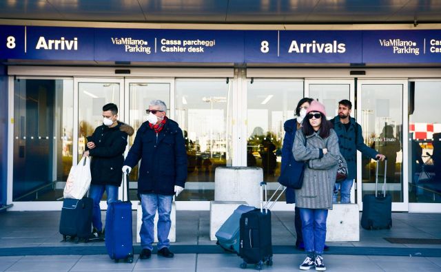 Na letališčih je zaradi koronavirusa manj potniškega prometa, potniki pa večinoma nosijo tudi zaščitne maske. FOTO: AFP