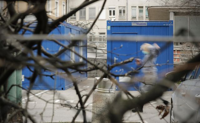 Sprejemni zabojniki pred Infekcijsko kliniko v Ljubljani. FOTO: Uroš Hočevar/Delo