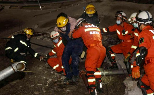 Na Kitajskem je že večkrat prišlo do zrušenj stavb, ki jih pripisujejo pomanjkljivim varnostnim pravilom. FOTO: Str Afp