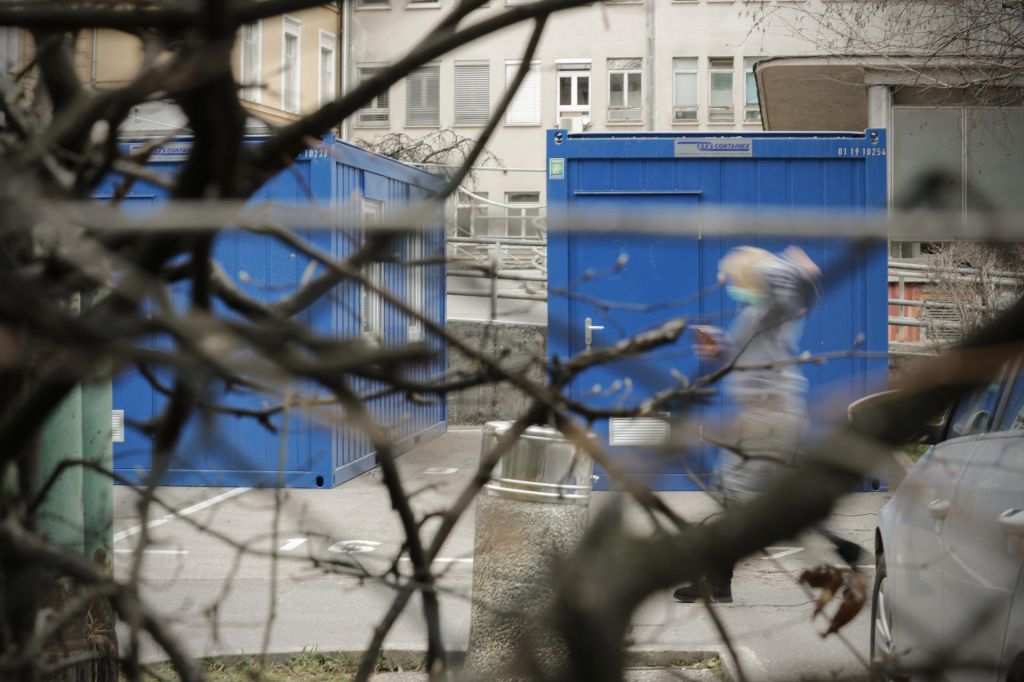 Varuh opozarja pred stigmatizacijo ljudi z virusom