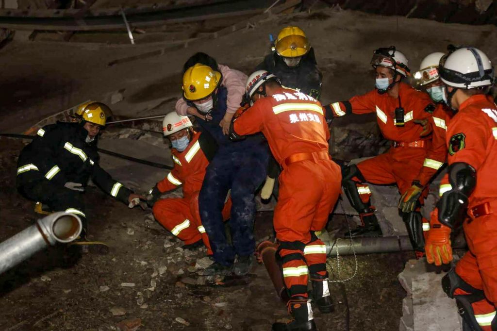 FOTO:Pod ruševinami hotela, ki so ga uporabljali kot karanteno, ujetih 70 ljudi