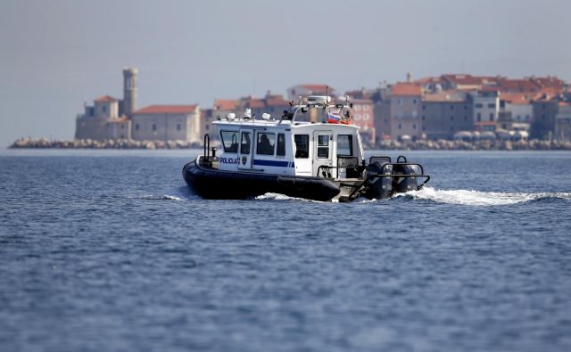 Čoln slovenske policije v Piranskem zalivu. FOTO: Matej Družnik/Delo