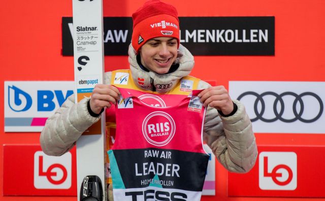 Nemški smučarski skakalec Constantin Schmid presenetljivo vodi v seštevku norveške turneje Raw Air. FOTO: Reuters