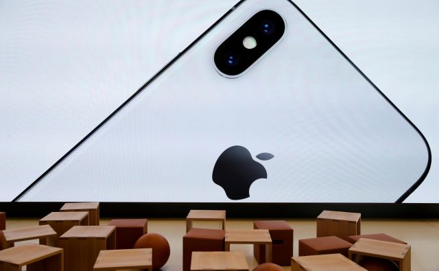 Apple letno proda 200 milijonov telefonov iphone, ki so ga začeli prodajati leta 2007 in bili pri tem vedno uspešni. FOTO: Reuters.