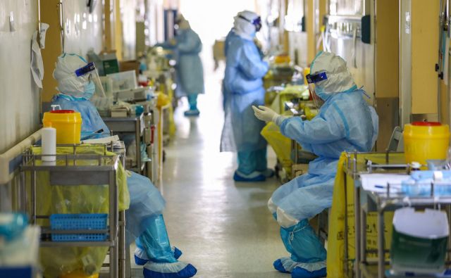 Na Kitajskem je od začetka širjenja koronavirusa umrlo okoli 3200 ljudi. FOTO: AFP 