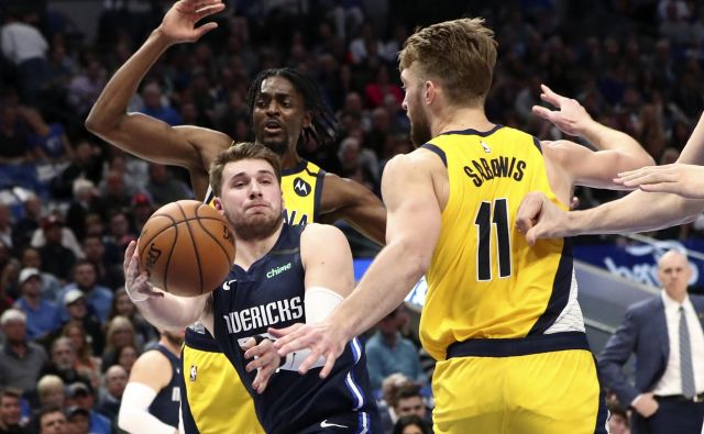 Luka Dončić je imel veliko dela z Litovcem Domantasom Sabonisom (11), ki je zbral 20 točk, 16 skokov in 6 asistenc. FOTO: USA Today Sports