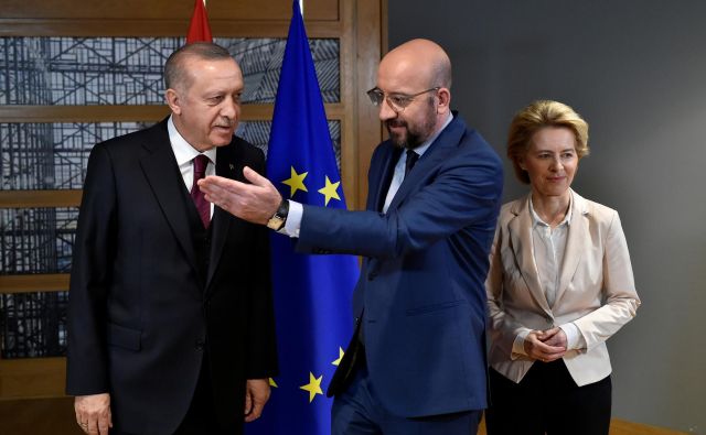 Predsednik evropskega sveta Charles Michel (sredina), turški predsednik Recep Tayyip Erdoğan (levo) in predsednica evropske komisije Ursula von der Leyen so se danes sestali v Bruslju. FOTO: Reuters