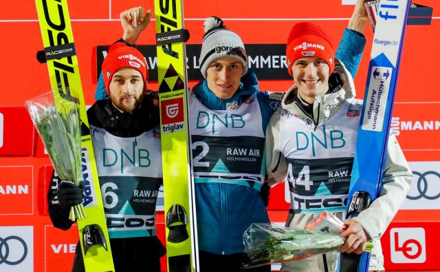 Peter Prevc ni skrival zadovoljstva po včerajšnji zmagi v Lillehammerju. Na odru za najboljše sta mu družbo delala Nemca – drugouvrščeni Markus Eisenbichler (levo) in tretjeuvrščeni Stephan Leyhe (desno). FOTO: Reuters