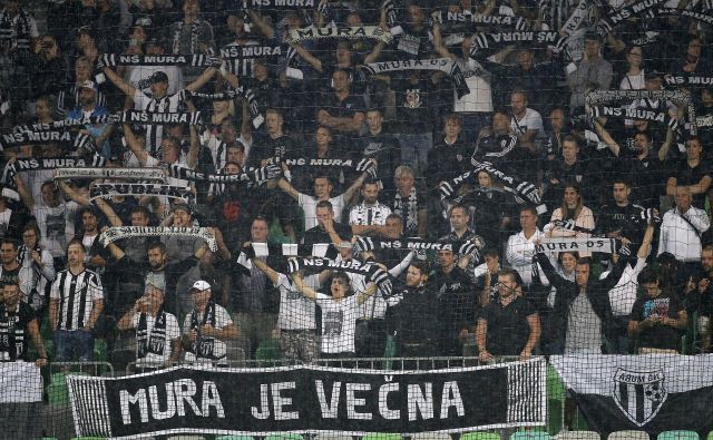 Zadnja nogometna tekma med Olimpijo in Muro je pritegnila v Stožice 2500 navijačev. FOTO: Mavric Pivk