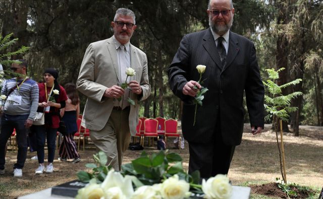 V nedeljo so svojci umrlih prišli na žalno slovesnost ob obletnici nesreče pred francosko ambasado v Adis Abebi.  FOTO: Tiksa Negeri/ Reuters