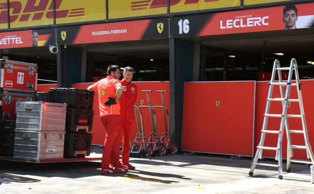 Ferrarijeva ekipa je pravočasno prispela v Albert Park. FOTO: AFP