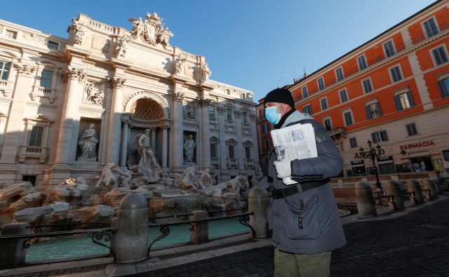 Italijani so na ulicah le še zaradi nujnih opravkov. FOTO: Mangiapane/Reuters