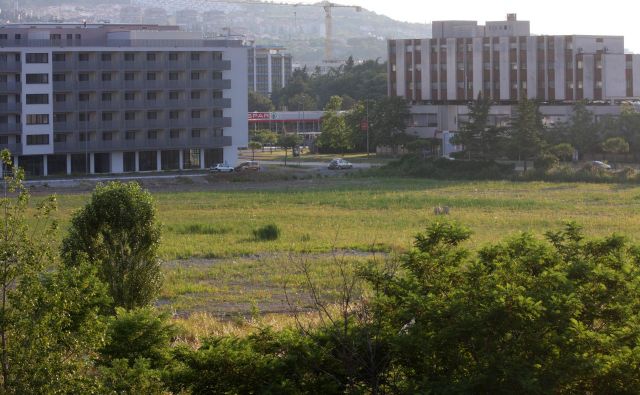 Koprsko zemljišče, na katerem je bila načrtovana soseska Toncity. Foto Boris Šuligoj/Delo