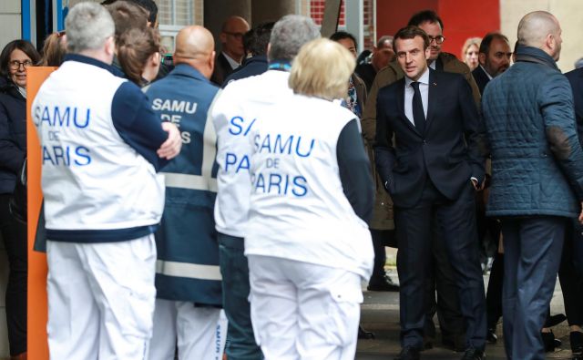 Francoski predsednik Emmanuel Macron je obiskal klicni center v bolnišnici Necker. FOTO: Reuters 