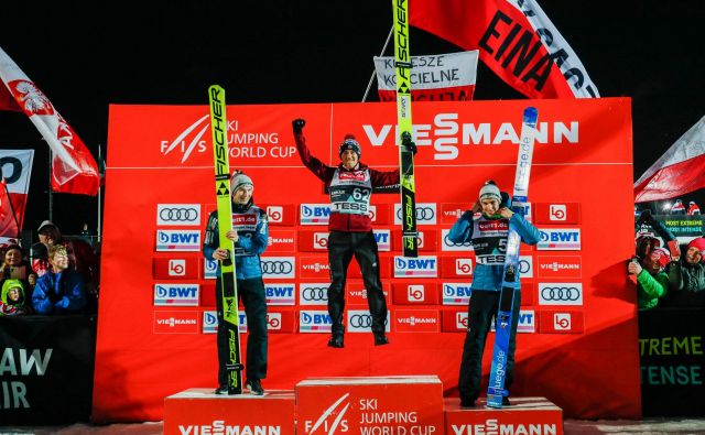 Slovenska smučarska skakalca Žiga Jelar (levo) in Timi Zajc (desno) sta morala na današnji tekmi v Lillehammerju premoč priznati zgolj poljskemu šampionu Kamilu Stochu. FOTO: AFP