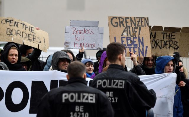 V Berlinu so številni protestniki zahtevali odprtje evropskih meja in humano ravnanje z begunci. FOTO: John Macdougall/AFP