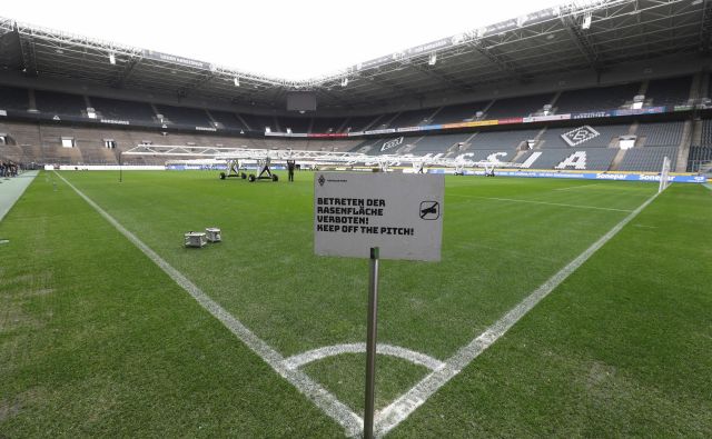 Tudi tekme nemške bundeslige bodo igrali pred praznimi tribunami, kot so te v Mönchengladbachu. FOTO: Reuters