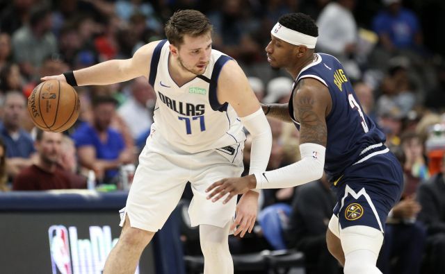 Mar 11, 2020; Dallas, Texas, USA; Dallas Mavericks guard Luka Doncic (77) dribbles as Denver Nuggets forward Torrey Craig (3) defends during the second half at American Airlines Center. Mandatory Credit: Kevin Jairaj-USA TODAY Sports Foto Kevin Jairaj Usa Today Sports