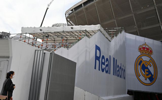 Štadion Santiago Bernabeu bo nekaj časa sameval, igralci Real Madrida so v karanteni. FOTO: AFP