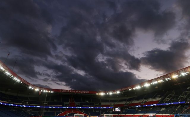 Nad športom so se zgrnili sivi oblaki, kot so se nad Parkom princev, kjer je bila pred praznimi tribunami odigrana tekma med PSG in Borussio. Liga prvakov je zaradi koronavirusa do nadaljnjega prekinjena. FOTO: AFP