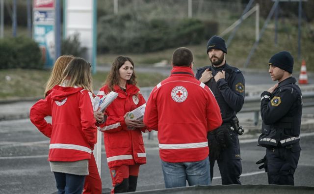 Ukrepi so skladni z vsakodnevnim povečanjem okuženih z novim koronavirusom. FOTO: Blaž� Samec/Delo