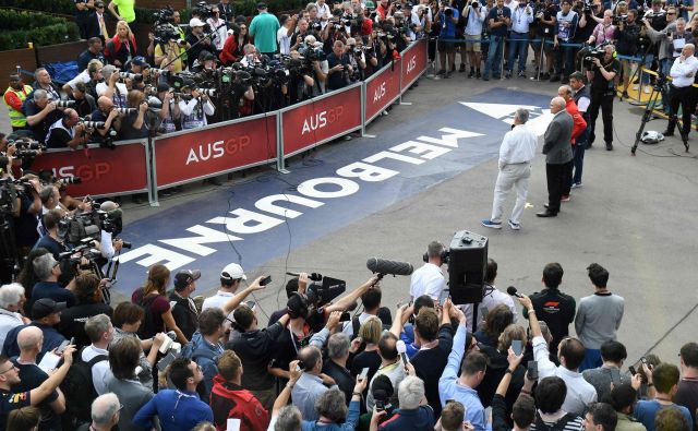 Chase Carey je odločitev o odpovedi VN Avstralije sporočil le nekaj ur pred uradnim treningom. FOTO: AFP
