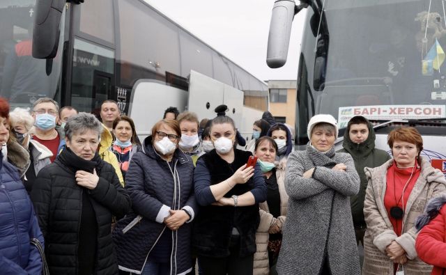 Na mejnem prehodu Fernetiči čaka 50 v Italiji ujetih Ukrajincev. FOTO: Voranc Vogel/Delo