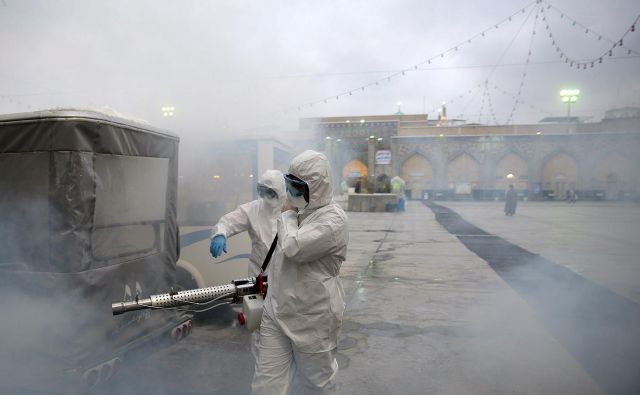 Iranski zdravstveni sistem se zaradi sankcij in slabega vodenja ni mogel spopasti z epidemijo. Foto Reuters