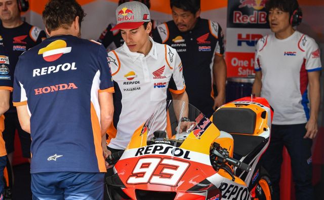 Marc Marquez je moral zaradi epidemije omejiti stike s Hondinimi mehaniki. FOTO: Motogp.com