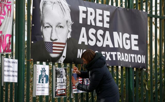 Ne vedel bi, a vendar vem, da Julian Assange že čaka na duhovno in fizično »osvoboditev«. Da ga obranijo nizkotnih obdolžitev, da zaživi v drugi »eksistenci. Foto Reuters