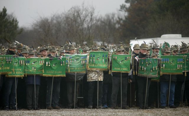 Slovesnost pri spomeniku ž�rtvam povojnih pobojev v bliž�ini Bazovice pri Trstu februarja letos. Foto Blaž� Samec