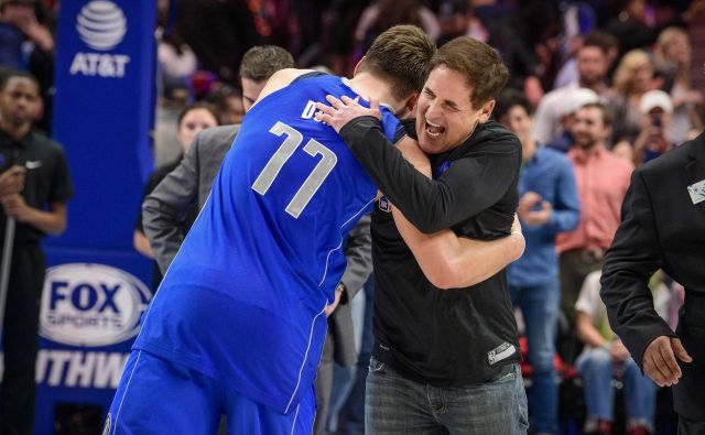 Luka Dončić in lastnik ekipe Dallas Mavericks Mark Cuban. FOTO: Usa Today Sports