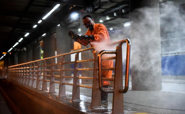 V ZDA po razglasitvi izrednih razmer razkužujejo postaje javnega prometa. FOTO: Luis Robayo/AFP